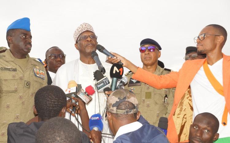 <p>Protestoya katılan Nijer'in geçiş hükümetinde Dışişleri Bakanı olarak atanan Bakary Yaou Sangare, konuşma yaptı.</p>
