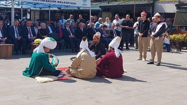<p>Tiyatroda g&ouml;sterilen uygulama ile Osmanlı d&ouml;neminde &ccedil;ıraklık, kalfalık ve ustalık i&ccedil;in ne kadar zor bir s&uuml;re&ccedil;ten ge&ccedil;ildiğinin &ouml;nemine de vurgu yapılırken, pabucu dama atılmak deyimi ise genellikle</p>
