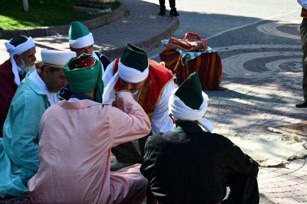 <p>A&ccedil;ık alanda d&uuml;zenlenen tiyatroyu vatandaşlar b&uuml;y&uuml;k bir ilgiyle izledi.</p>

<p>&nbsp;</p>
