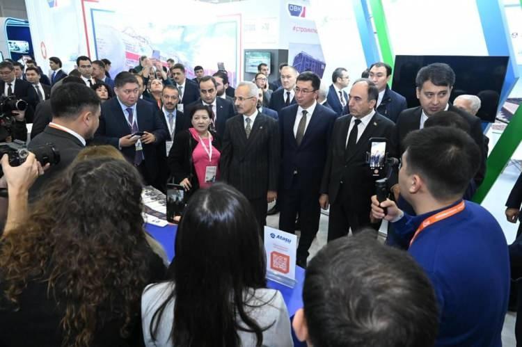 <p><span style="color:#B22222"><strong>BAKAN SON 21 YILDAKİ ÇALIŞMALARA DEĞİNDİ</strong></span></p>
<p> </p>
<p>Bakan Uraloğlu, son 21 yıldaki çalışmaların bu anlayışla yapıldığını belirterek, "Ülkemizin ulaşım ve iletişim altyapısına 2002 yılından bu yana 194 milyar dolarlık yatırım yaptık. Yavuz Sultan Selim Köprüsü, Osmangazi Köprüsü, 1915 Çanakkale Köprüsü, Avrasya Tüneli, Marmaray, İstanbul Havalimanı, İzmir-İstanbul, Ankara-Niğde ve Kuzey Marmara otoyolları gibi uluslararası entegrasyona hizmet eden küresel ölçekteki ulaştırma projelerini tamamladık." dedi.</p>