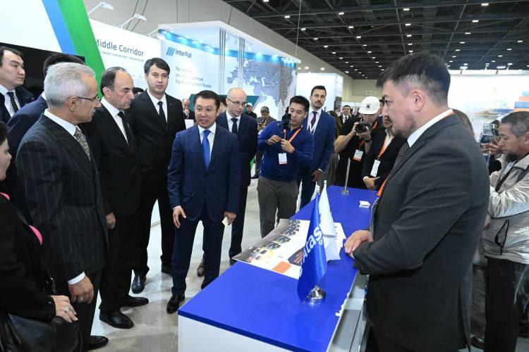 <p>Bunun yanı sıra 6 bin 100 kilometrelik bölünmüş yolu 29 bin kilometrenin üzerine çıkardıklarını anlatan Uraloğlu, Avrasya Tüneli ve Marmaray ile İstanbul Boğazı'nın altından hem kara yolu hem de demir yolu geçişini tesis ettiklerini kaydetti.</p>