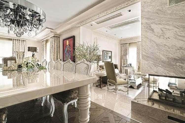 <p>Sibel Can, Beykoz'daki ultra lüks 3 katlı villasıyla gündeme geldi. Verdiği bir röportajda <em><strong>"Beykoz'da yıllardır oturuyor olmam, bu evin doğa ile baş başa kalma imkanı sunmasından dolayı"</strong></em> diyen şarkıcının evinde 9 oda ve 7 banyo bulunuyor.</p>