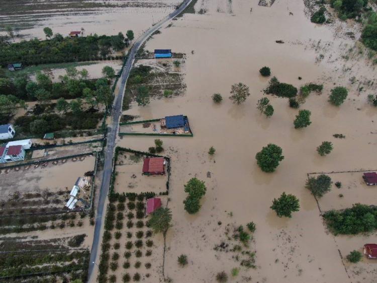 <p>Şile’de etkili olan şiddetli yağış nedeniyle Yeşilçay Deresi taştı. Su altında kalan tarım arazileri, evler ve bungalovlar dron ile havadan görüntülendi.</p>
