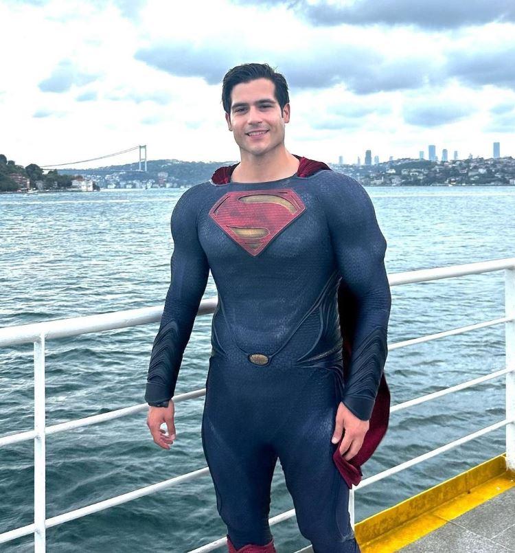 <p><span style="color:#000000"><strong>Sosyal medya hesabından sık sık Superman ile ilgili paylaşımlarda bulunan fenomen Ahmet Yıldız, bu kez Superman kostümüyle İstanbul sokaklarını dolaştı.</strong></span></p>
