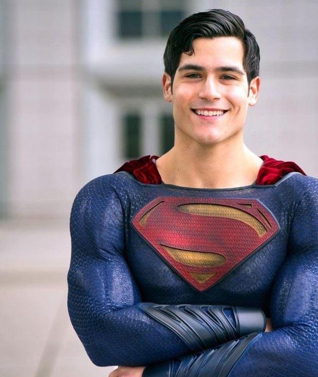 <p><span style="color:#000000"><strong>Corenswet ile birbirlerine ikiz kadar benzeyen Yıldız, yalnızca vatandaşların değil Superman filminin yapımcısı Warner Bros'un da dikkatini çekti. Dünyanın en büyük film yapım ve televizyon yayın şirketlerinden biri olan Warner Bros, Yıldız'la tanışmak için Paris'e bir etkinliğe davet etti ve ve ürettiği içerikler, Superman'in benzerliği konusunda beğenilerini sundu.</strong></span></p>
