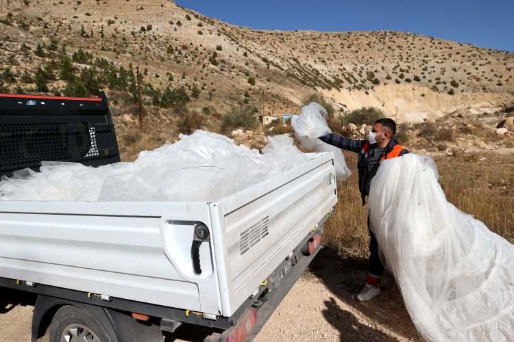 <p>Sivas Belediyesi Temizlik İşleri Müdürlüğü ekipleri, şehir merkezine 6 kilometre uzaklıktaki Paşabahçe Piknik ve Mesire Alanı Tavra Deresi kenarında bulunan çok sayıda gelinliği toplamak için bölgeye geldi.</p>