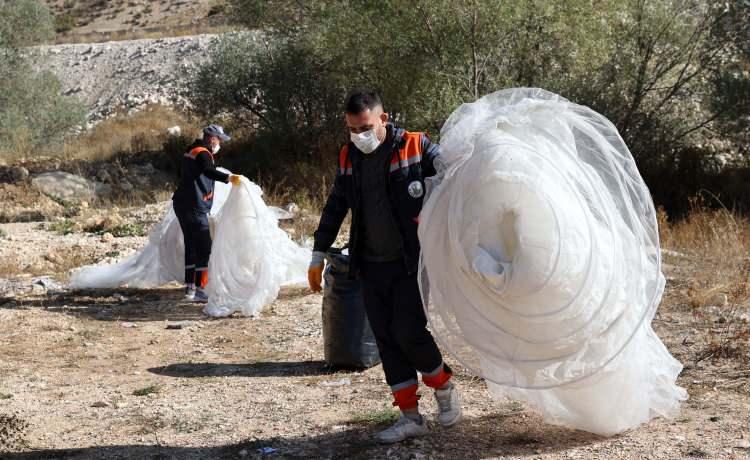 <p>Temizlik İşleri Amiri Murat Yazıcı, gazetecilere yaptığı açıklamada, ihbar üzerine bölgeye gelerek etrafa saçılan gelinlikleri topladıklarını söyledi.</p>
<p> </p>