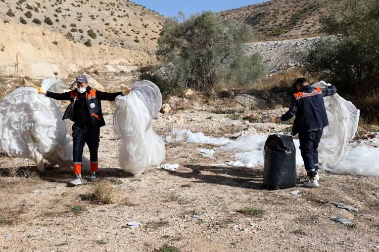 <p>Paşabahçe Piknik ve Mesire Alanı Tavra Deresi mevkisinde gezen vatandaşlar, dün araziye atılmış çok sayıda gelinlik görmüştü. Kullanılmış olduğu görülen ve bazıları parçalanmış gelinliklerin kim ya da kimler tarafından atıldığı tespit edilememişti.</p>
<p> </p>