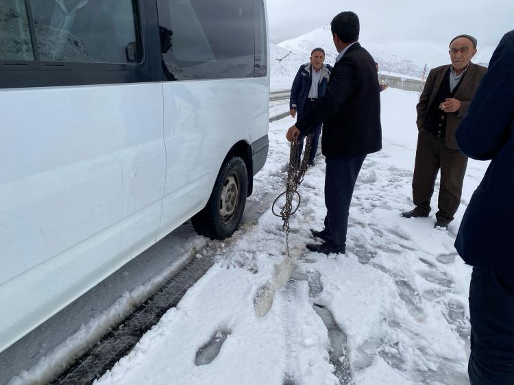 <p>Van merkezde yağmur, yüksek kesimlerde ise kar yağışı etkili oldu. Van- Bahçesaray yolundaki Karabet Geçidi'nde kar kalınlığı, yer yer 10 santimetreye ulaştı. Kent merkezinde 3 gündür aralıklarla sağanak etkili olurken, yüksek kesimlere ise kar yağdı. Yağışın etkili olduğu kara yolunda kış şartlarına hazırlıksız yakalanan bazı sürücüler, zor anlar yaşadı.</p>