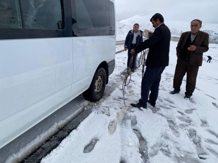 <p>Van-Bahçesaray kara yolundaki 2 bin 985 rakımlı Karabet Geçidi'nde kar yağışı etkili oldu. Kar kalınlığının 10 santimetreye bölgede hazırlıksız yakalanan birçok araç sürücüsü zor anlar yaşadı.</p>