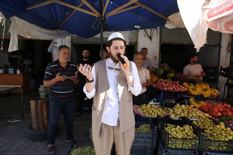 <p>"Dua geleneği Osmanlı'dan bu yana sürüyor. İmam ve esnaf sabah namazından çıkar ve hep beraber dua ederler ve satışa öyle başlarlar. Bu bir ahilik geleneği. Bunu devam ettirmeye çalışıyoruz. Bu çarşılar kadim çarşılar, kadim geleneğimizi burada yaşatmamız daha bir önem katıyor.</p>