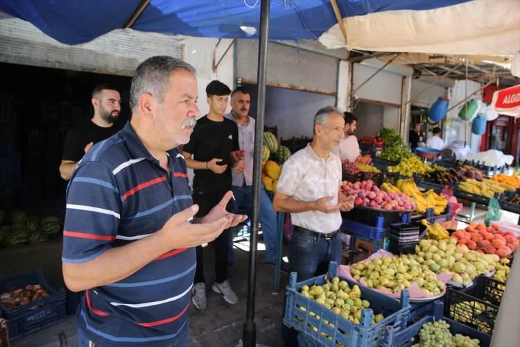 <p>Çarşılar bir semtin, bir beldenin, bir şehrin kalbi gibidir. Başka şehir ve ülkelerden gelenler ilk önce çarşı esnafıyla muhatap olur. Ticarette ahlak önemli. Çarşıdaki esnaf ne kadar ahlaklıysa bu şehir 'ahlaklı ve temiz insanlar' diye anlatılır. Bu gelenek unutulmuştu. Elhamdülillah, yeniden canlandırdık. Umarım bütün pazarlara yayılır."</p>