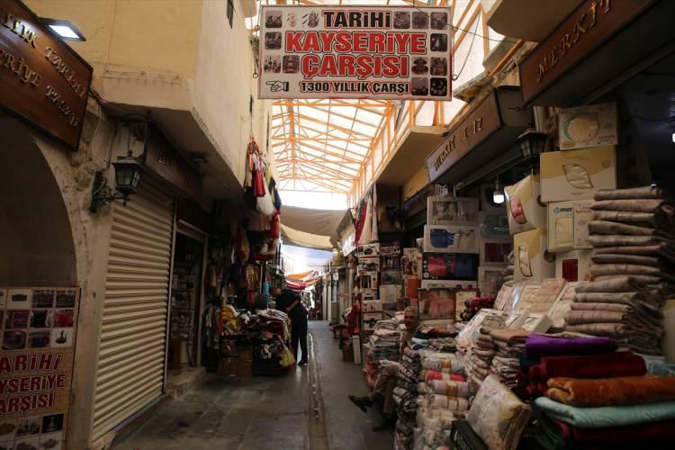 <p>Esnaf Ethem Sağlam da 1300 yıllık tarihi Kayseriye Çarşısı'nda yıllardır hizmet verdiklerini anlatarak, çarşıda geçmişteki dua geleneğini yaşatmanın mutluluğunu yaşadıklarını ifade etti.</p>
<p> </p>