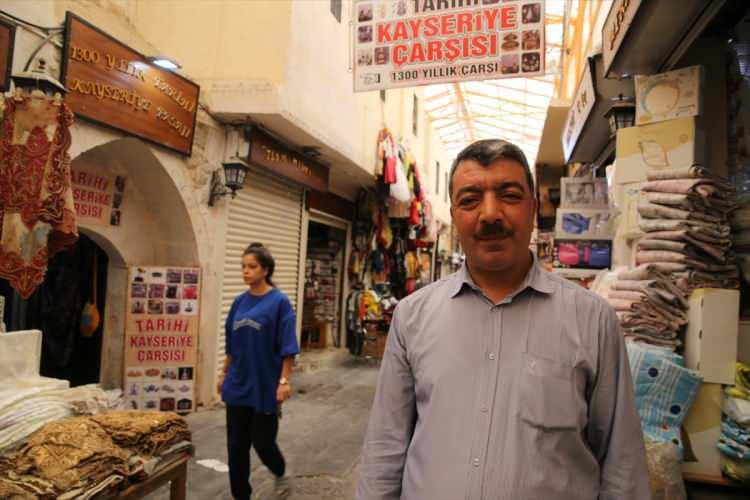 <p>Sağlam, "Hocamız buraya geldikten sonra bu geleneği yeniden başlattı. Çok memnun olduk, inşallah devam eder. Eski bir gelenek yeniden canlandı. Bütün esnaf bir araya geliyoruz, sabah duamızı ediyoruz. İnşallah hayırlı olur." dedi.</p>
<p> </p>