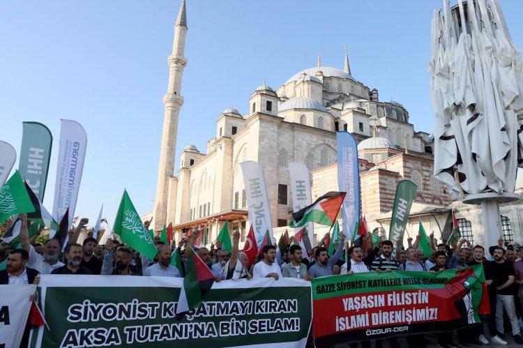 <p>Fatih Camisi'nin avlusunda, İHH İnsani Yardım Vakfı, Özgür Düşünce ve Eğitim Hakları Derneği ile Mavi Marmara Özgürlük ve Dayanışma Derneği öncülüğünde düzenlenen gösteriye kalabalık bir grup katıldı.</p>
<p> </p>