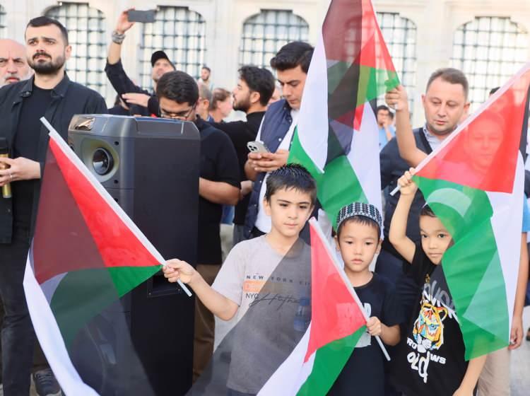 <p>Türkiye ve Filistin bayrakları açan gruptakiler, abluka altındaki Gazze Şeridi'nden İsrail'e saldırı başlatan Hamas ile Filistin direnişini destekleyen sloganlar atarak, pankartlar taşıdı.</p>
<p> </p>
