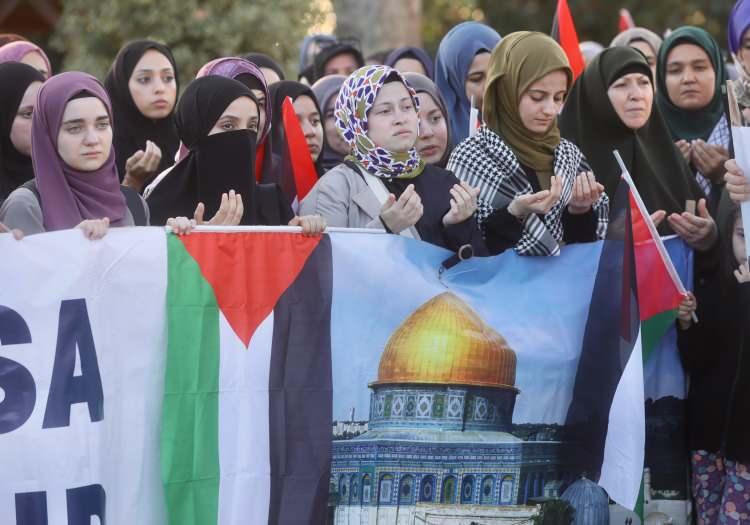 <p>Gösteride açıklama yapan Mavi Marmara Özgürlük ve Dayanışma Derneği Başkanı Beheşti İsmail Songür, Gazze'nin İsrail tarafından açık hava hapishanesine dönüştürüldüğünü söyledi.</p>
<p> </p>