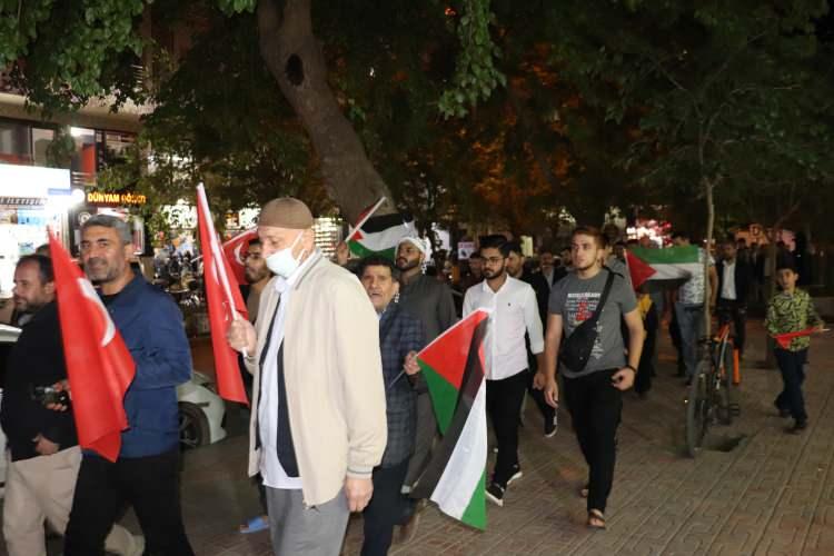 <p>Yatsı namazının ardından Halid Bin Velid Camisi'nin avlusunda bir araya gelen grup adına açıklama yapan AGD İl Temsilcisi Murat Kalkan, İsrail'in Filistin halkına yönelik işgalini kınadı.</p>
<p> </p>