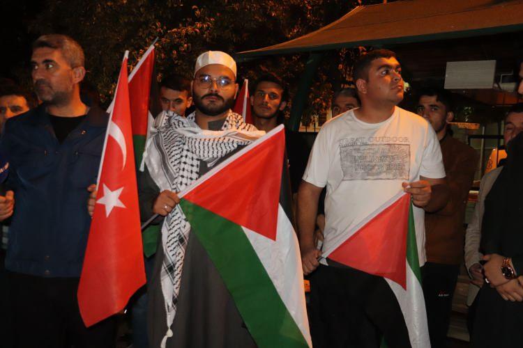 <p>Yüz yıla yakın süredir İslam topraklarını işgal eden İsrail’in kadın, yaşlı ve çocuk demeden herkesi katlettiğini söyleyen Kalkan, "Müslümanlar olarak İsrail’in bu vahşetine 'Dur' demenin zamanını gelmiştir. Filistinli kardeşlerimizle omuz omuza olduğumuzu haykırmak için burada toplandık." dedi.</p>
<p> </p>