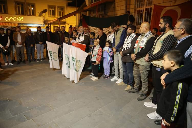 <p><strong>NEVŞEHİR</strong></p>
<p>Nevşehir'de, sivil toplum kuruluşu temsilcileri ve vatandaşlarca Filistinlilere destek amacıyla gösteri düzenlendi.</p>