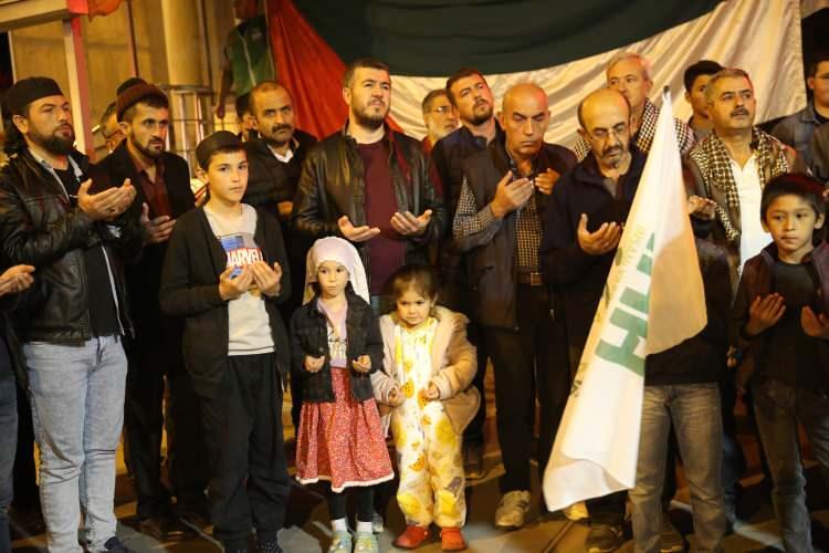 <p>Türk ve Filistin bayrağı açan vatandaşlar, abluka altındaki Gazze Şeridi'nden İsrail'e saldırı başlatan Hamas ile Filistin direnişini destekleyen sloganlar attı.</p>
<p> </p>