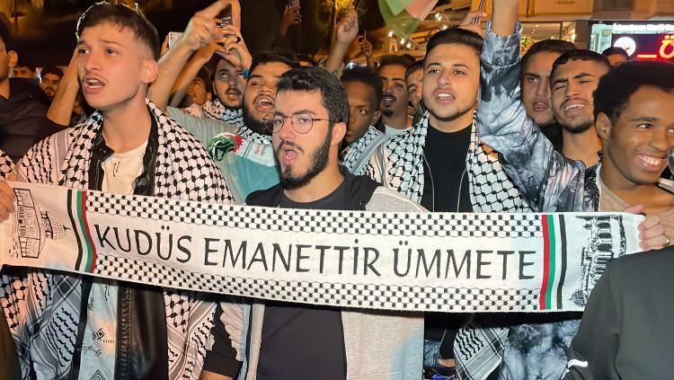 <p>Grup adına a&ccedil;ıklama yapan İHH İnsani Yardım Vakfı Karab&uuml;k Y&ouml;netim Kurulu &Uuml;yesi Recep Enes &Ouml;zcan, İsrail b&uuml;rokrasinin, siyasetin, istikrarın ve barışın karşısında bir tutum sergilediğini s&ouml;yledi.</p>

<p>&nbsp;</p>
