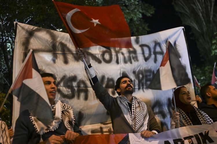 <p>Katılımcılar, İsrail'e ve İsrail'i destekleyenlere de tepki g&ouml;sterdi.</p>

<p>&nbsp;</p>
