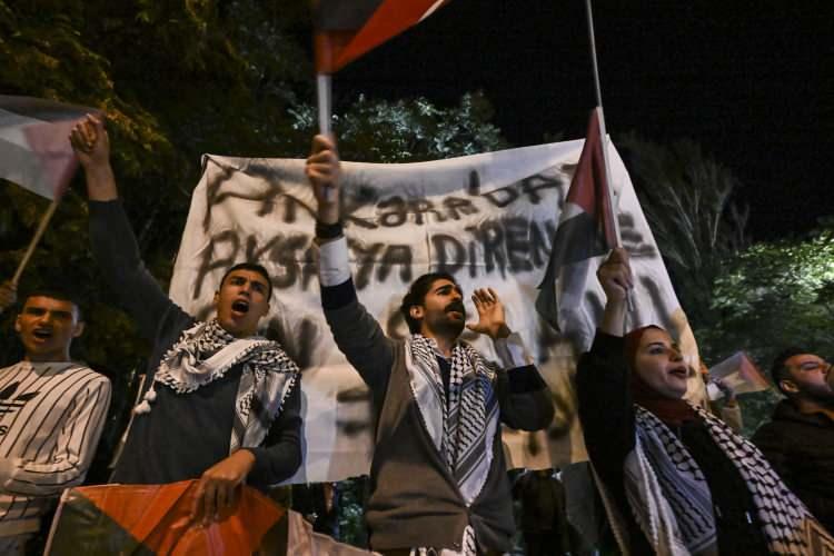 <p>AGD Ankara İl Başkanı Mustafa Koyuncu, burada yaptığı a&ccedil;ıklamada, İsrail'in 100 yıla yakın s&uuml;redir İslam topraklarını işgal ederek, kadın, yaşlı, &ccedil;ocuk demeden insanları katlettiğini ve "habis bir kanser gibi" b&uuml;y&uuml;d&uuml;ğ&uuml;n&uuml; ifade etti.</p>

<p>&nbsp;</p>
