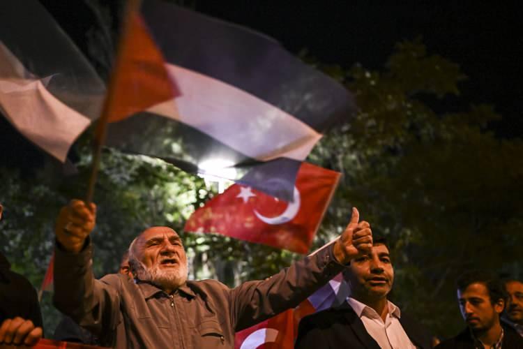 <p>İsrail'in pervasız eylemlerinin karşılığını bu sabah mutlak başarıya ulaşan Aksa Tufanı operasyonuyla acı bir şekilde tecr&uuml;be ettiğini belirten Koyuncu, "operasyonun başarısını" kutlamak, Filistinlilerle ve m&uuml;cahitlerle omuz omuza olduklarını g&ouml;stermek i&ccedil;in toplandıklarını s&ouml;yledi.</p>

<p>&nbsp;</p>
