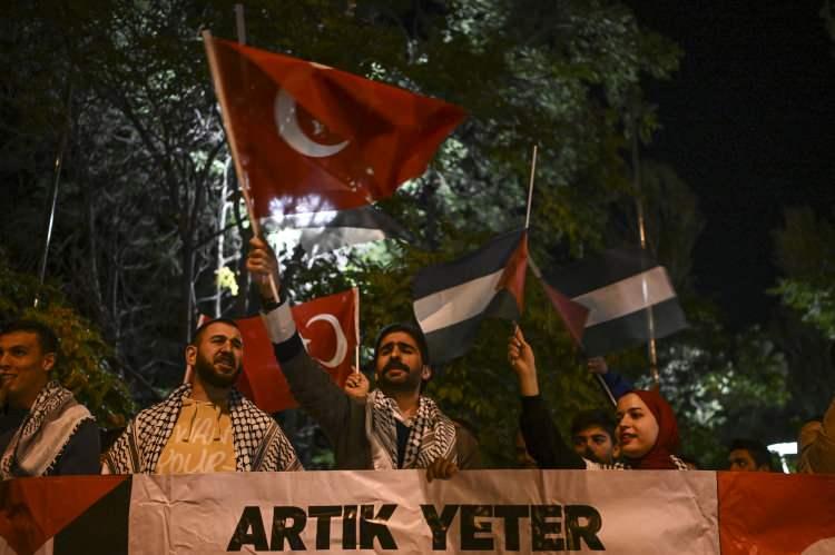 <p>"Sokaklarda masum siviller kurşuna diziliyorken, 10 yaşında &ccedil;ocuklar tutuklanıyorken, Gazze'de ambargo ve abluka şiddetini artırmışken, sadece Filistinli kardeşlerimizin değil t&uuml;m M&uuml;sl&uuml;manların izzeti her g&uuml;n, her an &ccedil;iğnenmeye devam ediyorken ger&ccedil;ekleşen bu operasyon, yalnız İsrail'e değil, d&uuml;nyayı kana boğan t&uuml;m zalimlere verilmiş bir cevaptır.</p>
