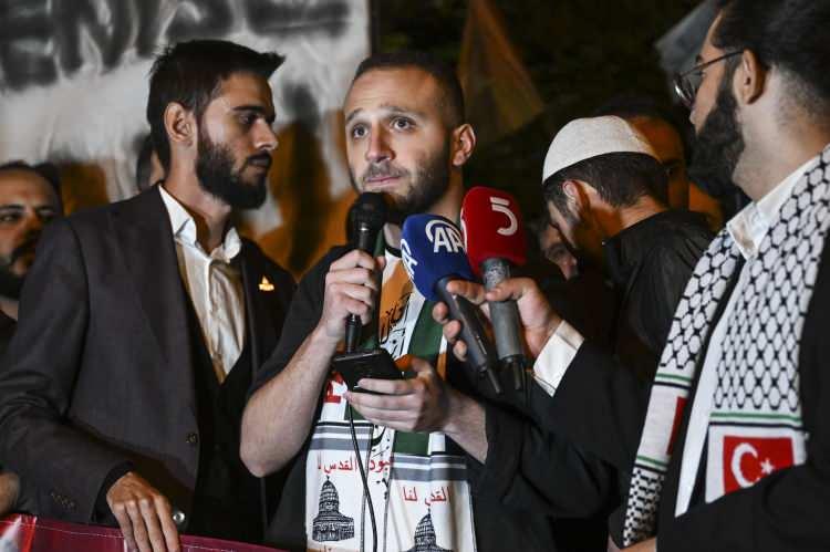 <p><strong>Sivil değildir milis kuvvetlerdir"</strong></p>

<p>Koyuncu, "10 yıllardır, d&uuml;nyanın her yerinden Filistin'e gelerek 'Ben &ccedil;almazsam başka bir Yahudi &ccedil;alacak.' diyerek Filistinlilerin hayat hakkını &ccedil;alan, Kud&uuml;s'&uuml;n tarihi sokaklarında Filistinli ninelere saldıran, &ccedil;ocuk yaşlarından itibaren silah eğitimleri alan bir topluluk, sivil değildir milis kuvvetlerdir." değerlendirmesinde bulundu.</p>
