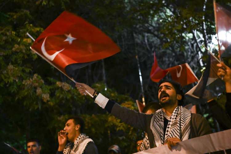 <p>İsam, T&uuml;rkiye kamuoyundan desteklerini s&uuml;rd&uuml;rmelerini beklediklerini ifade etti.</p>

<p>&nbsp;</p>
