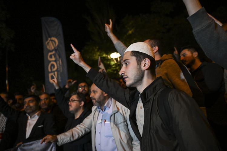 <p>Program, Fetih Suresi'nin okunmasının ardından yapılan duayla sona erdi.</p>

<p>&nbsp;</p>
