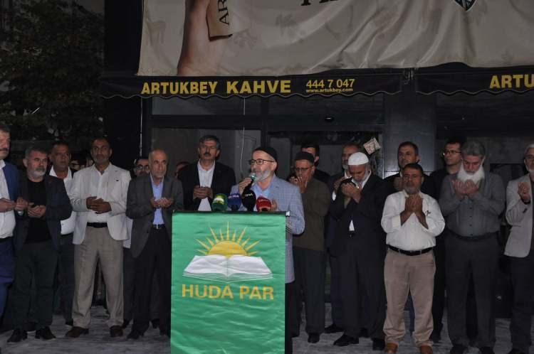 <p>Turgut &Ouml;zal Bulvarı'ndaki H&Uuml;DA PAR İl Başkanlığı &ouml;n&uuml;nde ger&ccedil;ekleştirilen g&ouml;steri Kur'an-ı Kerim tilavetiyle başladı.</p>

<p>&nbsp;</p>
