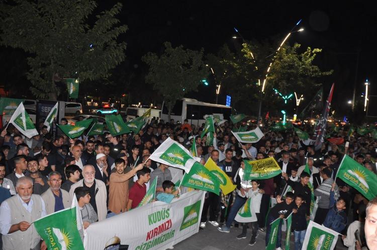 <p>Filistin bayrakları taşıyan gruptakiler, abluka altındaki Gazze Şeridi'nden İsrail'e saldırı başlatan Hamas ile Filistin direnişini destekleyen sloganlar attı, pankartlar a&ccedil;tı.</p>

<p>&nbsp;</p>
