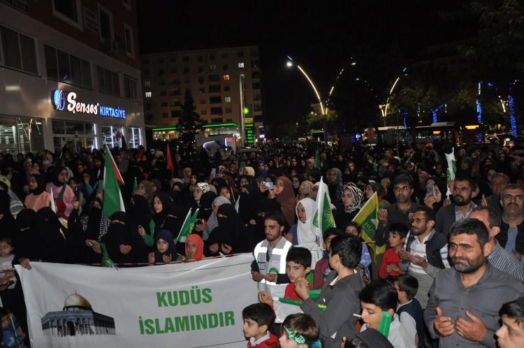 <p>Burada basın a&ccedil;ıklamasını okuyan H&Uuml;DA PAR Batman Merkez İl&ccedil;e Başkanı Muhammet Şerif Durmaz, bir asırdan uzun s&uuml;redir İsrail'in Filistin halkına ve topraklarına y&ouml;nelik sistematik işgal ve katliamlarının devam ettiğini s&ouml;yledi.</p>

<p>&nbsp;</p>
