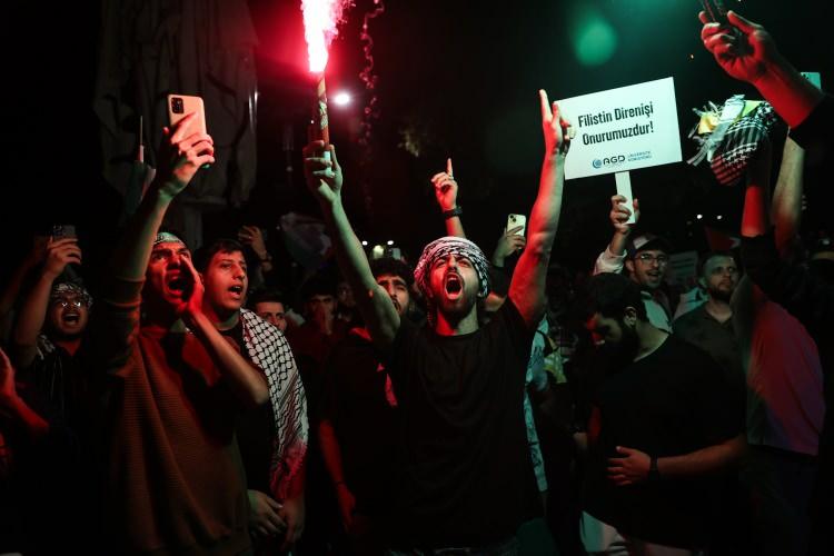 <p>Alanı dolduran kalabalık, namazın ardından ellerindeki "Kud&uuml;s ezansız kalmayacak", "Siyonistler yenilecek, direniş kazanacak" ve "Nakba bitecek, Filistin halkı toprağına geri d&ouml;necek" yazılı d&ouml;vizlerle Sara&ccedil;hane Parkı'na y&uuml;r&uuml;d&uuml;.</p>

<p>&nbsp;</p>

