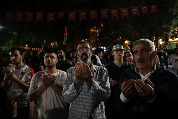 <p>T&uuml;rkiye ve Filistin bayrakları a&ccedil;an gruptakiler, abluka altındaki Gazze Şeridi'nden İsrail'e saldırı başlatan Hamas ile Filistin direnişini destekleyen sloganlar attı.</p>
