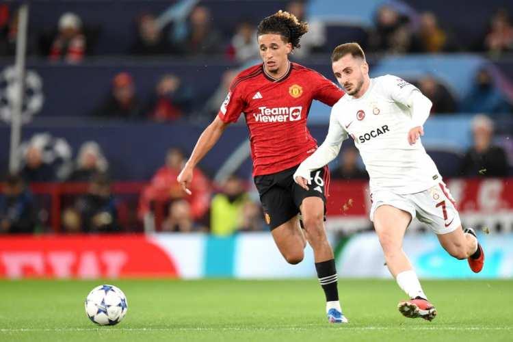 <p>Ülkemizi Avrupa'da temsil eden Galatasaray, Şampiyonlar Ligi'ndeki 2. maçında Manchester United'ı 3-2 mağlup etti.</p>