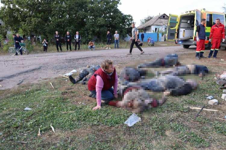 <p>Yermak, sosyal medya hesabından yaptığı açıklamada, Ukrayna'nın Harkiv bölgesinin Kupyansk ilçesine bağlı Groza köyündeki sivil tesisi, Rusların füzelerle bombaladığını belirtti.</p>
<p> </p>