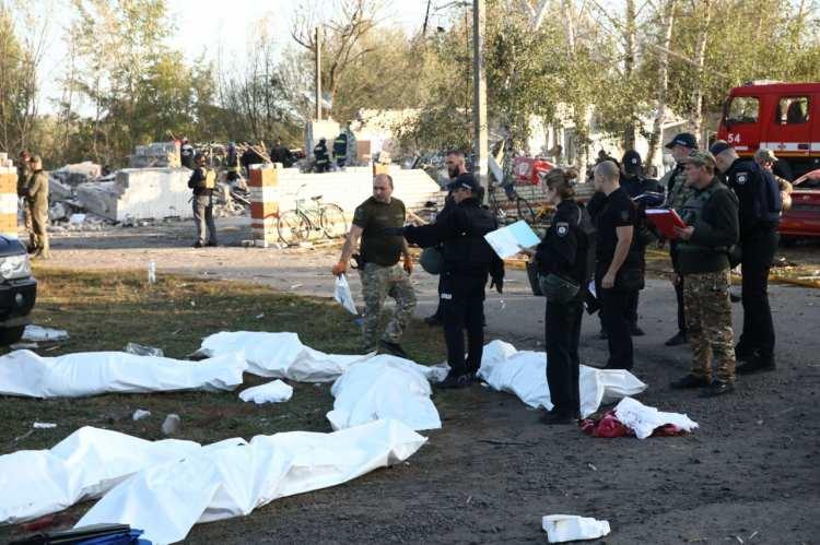<p>Saldırıda 6 yaşındaki çocuk dahil 49 kişinin hayatını kaybettiğini, 6 kişinin yaralandığını kaydeden Yermak, olay yerinde enkaz kaldırma çalışmalarının sürdüğünü aktararak, "Ruslar, bile bile barışçıl insanları alaycı şekilde öldüren teröristlerdir." ifadesini kullandı.</p>