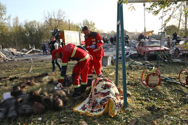 <p>Harkiv Bölgesi Askeri İdare Başkanı Oleg Sinegubov, Rus ordusunun Groza köyünde çok sayıda sivilin bulunduğu bir kafe ve dükkanı bombaladığını kaydetti.</p>

<p> </p>
