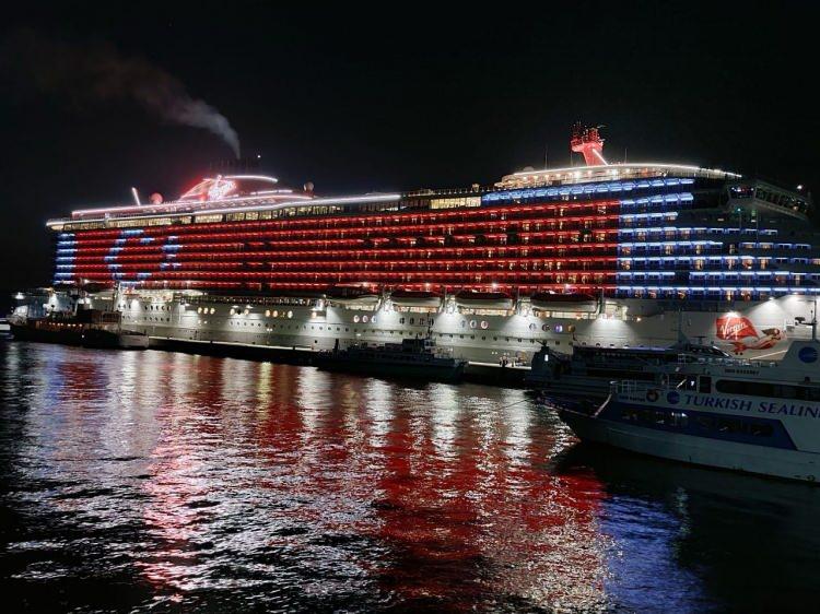 <p>Sabah saatlerinde Rodos Limanı'ndan ilçeye gelen ve akşam saatlerinde Bodrum Cruise Port Limanı'ndan çıkış hazırlığı yapan geminin dış cephesinde, gemide yer alan aydınlatma ışıkları kullanılarak, Türk bayrağı simgesi oluşturuldu.</p>

<p> </p>
