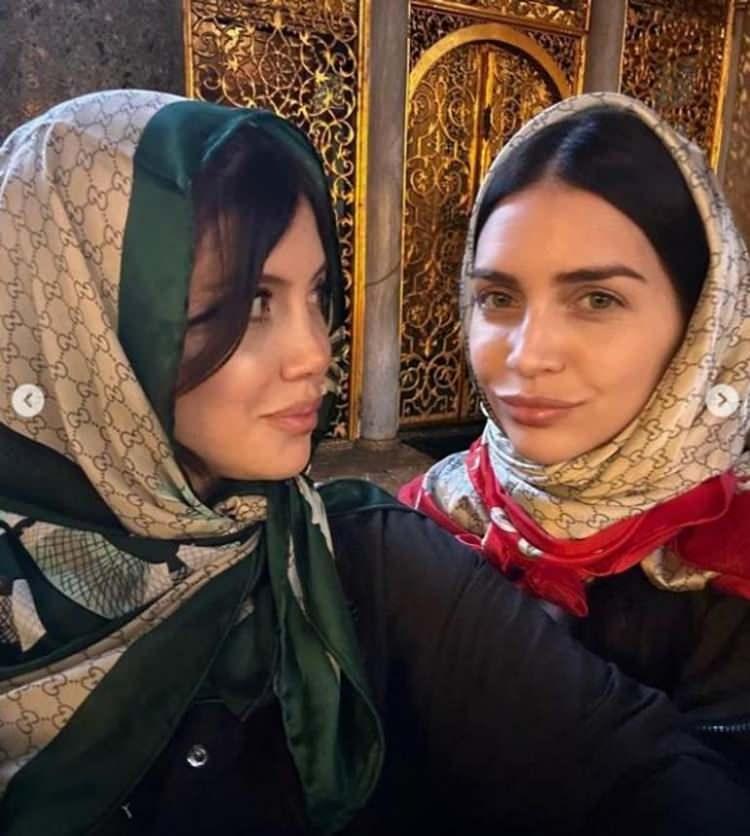 <p><span style="color:#000000"><strong>&Uuml;nl&uuml; ismin tesett&uuml;rl&uuml; halleri takip&ccedil;ilerinden tam not aldı.</strong></span></p>
