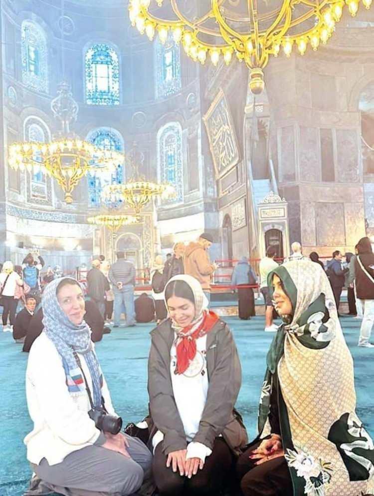 <p><span style="color:#000000"><strong>Kız kardeşiyle birlikte Ayasofya'nın huzurlu atmosferinde zaman ge&ccedil;iren Nara, o anları sosyal medya hesabından paylaştı.</strong></span></p>
