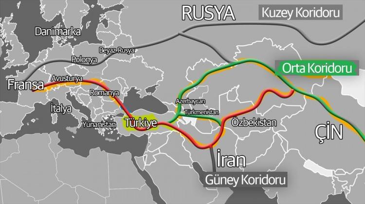 <p><strong>Kalkınma Yolu gibi bölgesel girişimlerde Türkiye olarak her zaman yapıcı ve çözüm odaklı çalışmalarımıza devam edeceğiz.</strong></p>

<p> </p>

<p><strong>Cumhurbaşkanımız Sayın Recep Tayyip Erdoğan’ın da dediği gibi, “Türkiye, Londra’dan Pekin’e, Sibirya’dan Güney Afrika’ya uzanan geniş bir coğrafyanın lojistik süper gücü hâline gelme yolunda ilerlemektedir”</strong> ifadelerini kullandı.</p>
