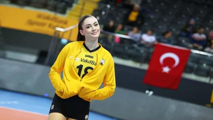 <p>TV8 de en çok izlenen yarışmalar arasında yer alan O ses Türkiye'ye katılan kendisi gibi voleybolcu arkadaşı Öykü'ye destek olmaya giden Zehra Güneş, uzun boyu ile ilgi odağı oldu. </p>