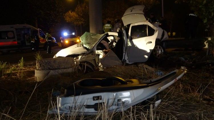 <p>Bursa’da otomobil kontrolden çıkarak beton aydınlatma direğine çarptı. Kazada 3 kişi hayatını kaybederken 1 kişi ağır yaralandı.</p>
