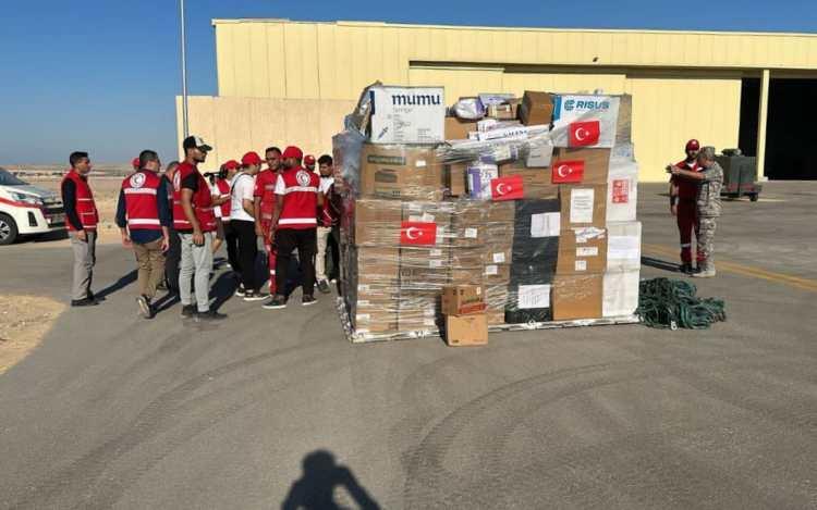 <p>Türkiye’nin Gazze Şeridi’ndeki siviller için Mısır’a gönderdiği insani yardım malzemeleri, Filistin Kızılayına teslim edilmek üzere hazırlanmaya başladı.</p>