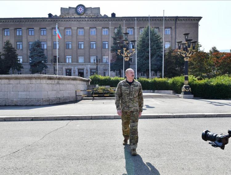 <p>Aliyev, Ağdere şehrinde bulunan Serseng Baraj Gölü'ne ziyaretinin ardından ise Ağdere'de Azerbaycan bayrağını göndere çekti.</p>